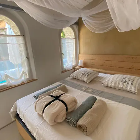 לינה וארוחת בוקר Le Patio Aux Oiseaux 4*