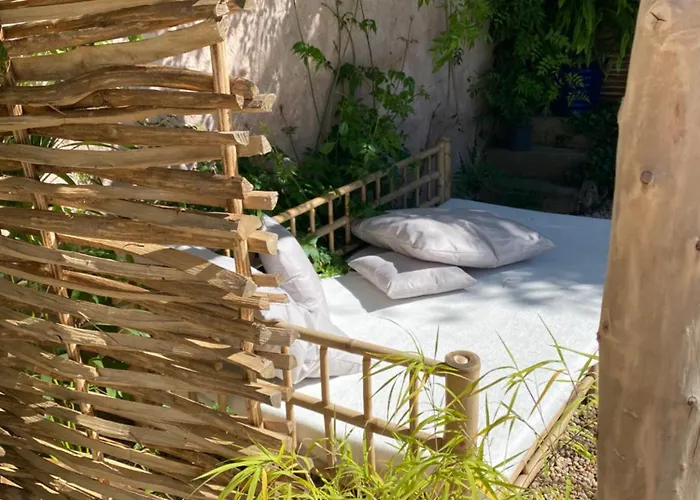 Le Patio Aux Oiseaux Bed and Breakfast 4*
